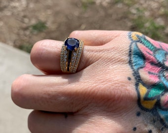 Storlek 6,5 Vintage guld Vermeil ring med en skapad blå safirsten och mindre vita topasstenar