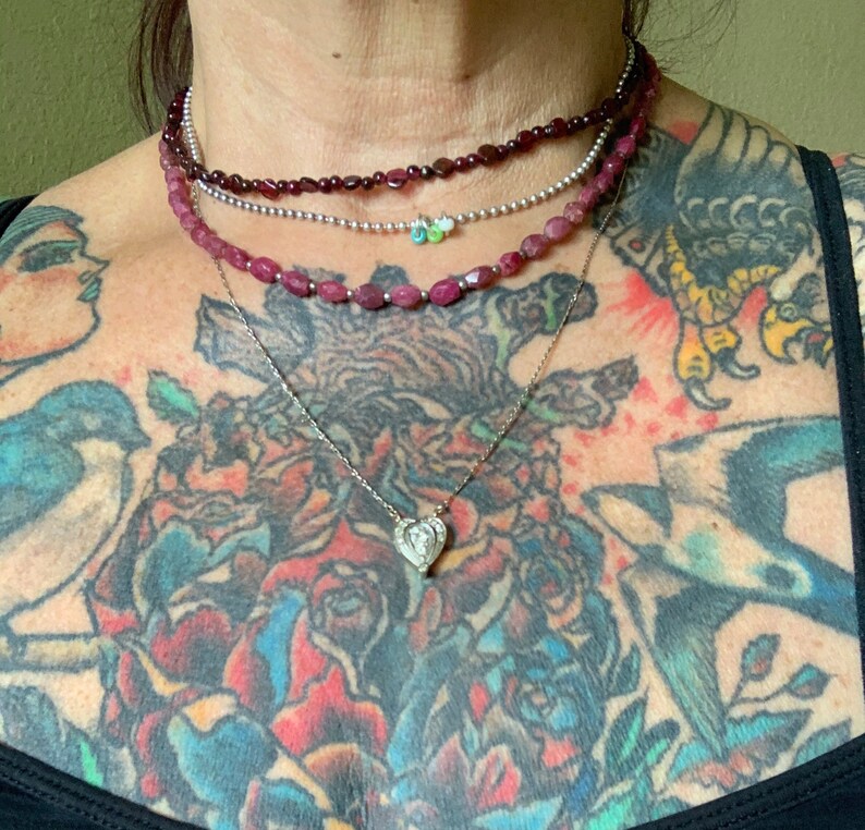 Elegant handuppträdd choker med fasetterad rå rubin och pärlor i sterlingsilver bild 2