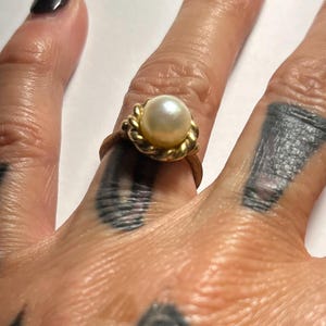 Gorgeous classic pearl ring size 6.25 in 14 karat gold