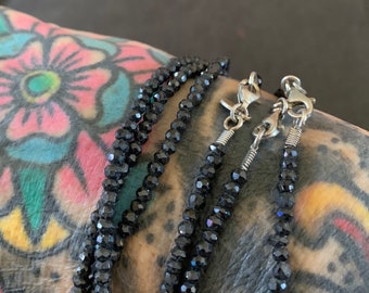 Pedras vintage de espinélio preto totalmente facetadas enfiadas à mão com resultados em prata esterlina 925 3 colares de comprimentos variados e 1 pulseira