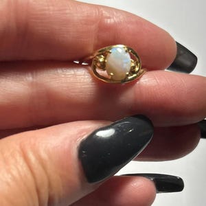 Pretty vintage opal size 6 ring in 14 karat gold