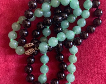 Vintage set med 2 pärlhalsband i jade och svart onyx, handknutna med sterlingsilverspänne