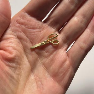 Vintage 14k gold articulated pair of scissors charm