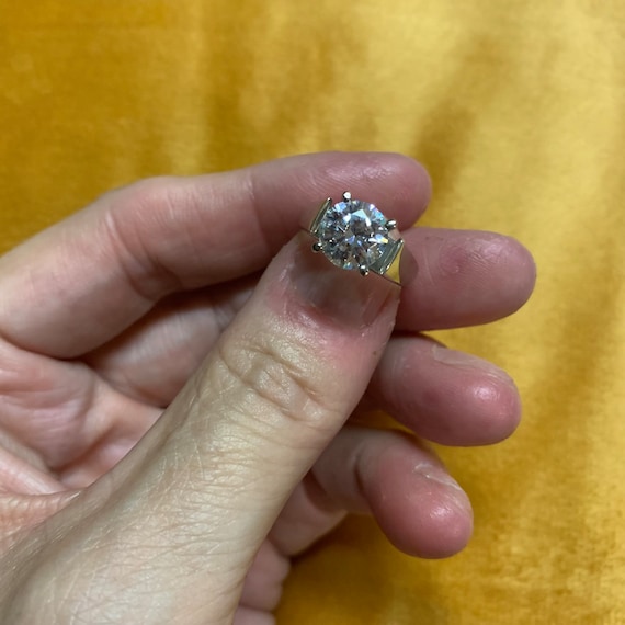 Size 5 solitaire engagement ring featuring a roun… - image 4