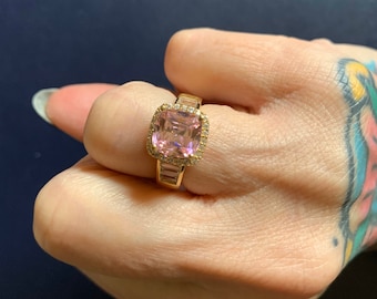 Snygg storlek 7 vintage rosa kubisk zirkonia med en gloria av vita CZ-stenar och baguetter på axlarna i guld Vermeil