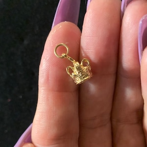 Vintage 14 karat gold crown charm with intricate details.