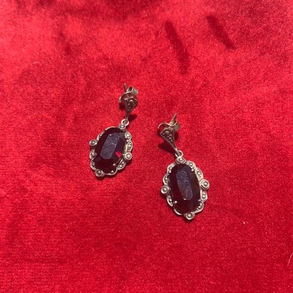 Beautiful marcasite and Garnet earrings in 925 sterling silver