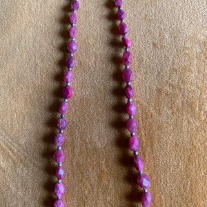 Elegant handuppträdd choker med fasetterad rå rubin och pärlor i sterlingsilver bild 5
