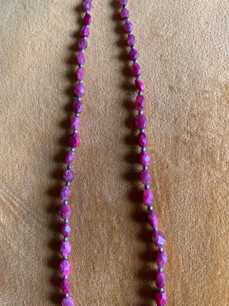 Elegant handuppträdd choker med fasetterad rå rubin och pärlor i sterlingsilver bild 5
