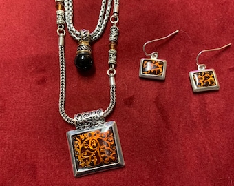 Vintage signerade Brighton smyckeset med två Brighton-halsband och ett set matchande örhängen i silver och harts