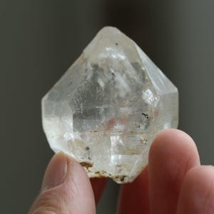 1 Moving bubble, Raw enhydro crystal point,Natural enhydro diamond, Enhydro quartz, Raw crystal quartz point，#235