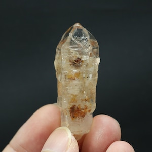 Natural petroleum quartz point, Natural UV reactive petroleum quartz, DIY Crystal gift，#570