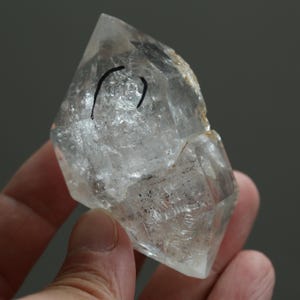 1 Moving big bubble, Raw enhydro crystal point,Natural enhydro diamond DT, Enhydro quartz, Raw crystal quartz point，Rainbow crystal，#175