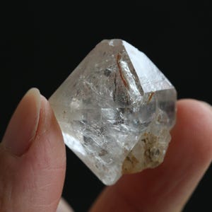 1 Moving bubble, Enhydro crystal point,Natural enhydro diamond, Enhydro quartz, Raw crystal quartz point，#136