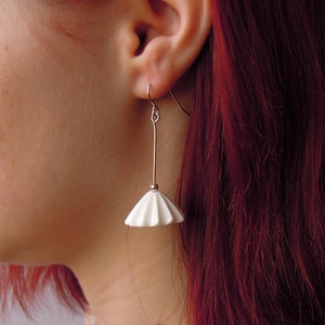 Pendientes de araña, Pendientes colgantes, Pendientes colgantes y gotas blancas, Pendientes largos cuelgan, Pendientes de porcelana, pendientes blancos cuelgan imagen 1