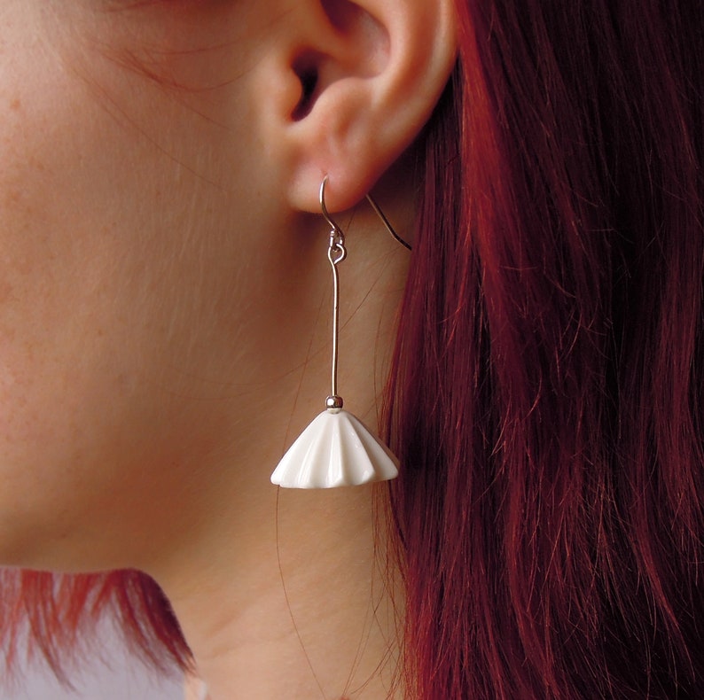 Pendientes de araña, Pendientes colgantes, Pendientes colgantes y gotas blancas, Pendientes largos cuelgan, Pendientes de porcelana, pendientes blancos cuelgan imagen 1
