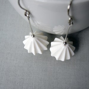 Pendientes de araña, Pendientes colgantes, Pendientes colgantes y gotas blancas, Pendientes largos cuelgan, Pendientes de porcelana, pendientes blancos cuelgan imagen 4