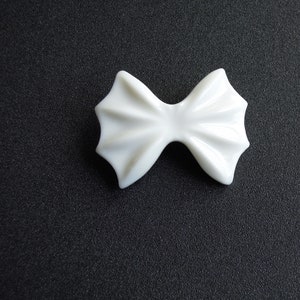 Broche de porcelana Broche de porcelana blanca Cinta Broche minimalista Joyería minimalista Broche moderno Broche contemporáneo imagen 3