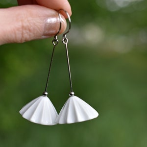 Pendientes de araña, Pendientes colgantes, Pendientes colgantes y gotas blancas, Pendientes largos cuelgan, Pendientes de porcelana, pendientes blancos cuelgan imagen 2