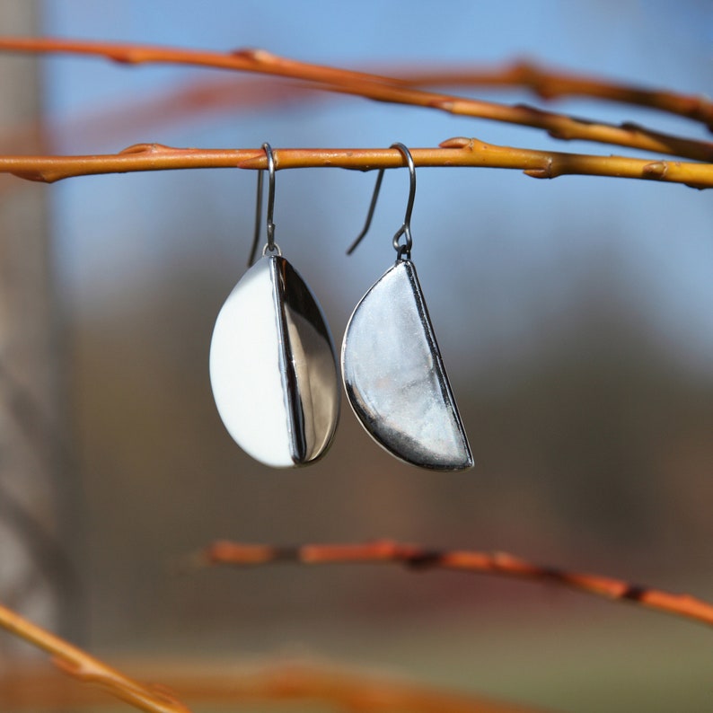 Pendientes cuelgan mínimos Pendientes cuelgan hojas Pendientes de porcelana minimalistas, pendientes de hoja, pendientes artesanales, Pendientes geométricos modernos imagen 2