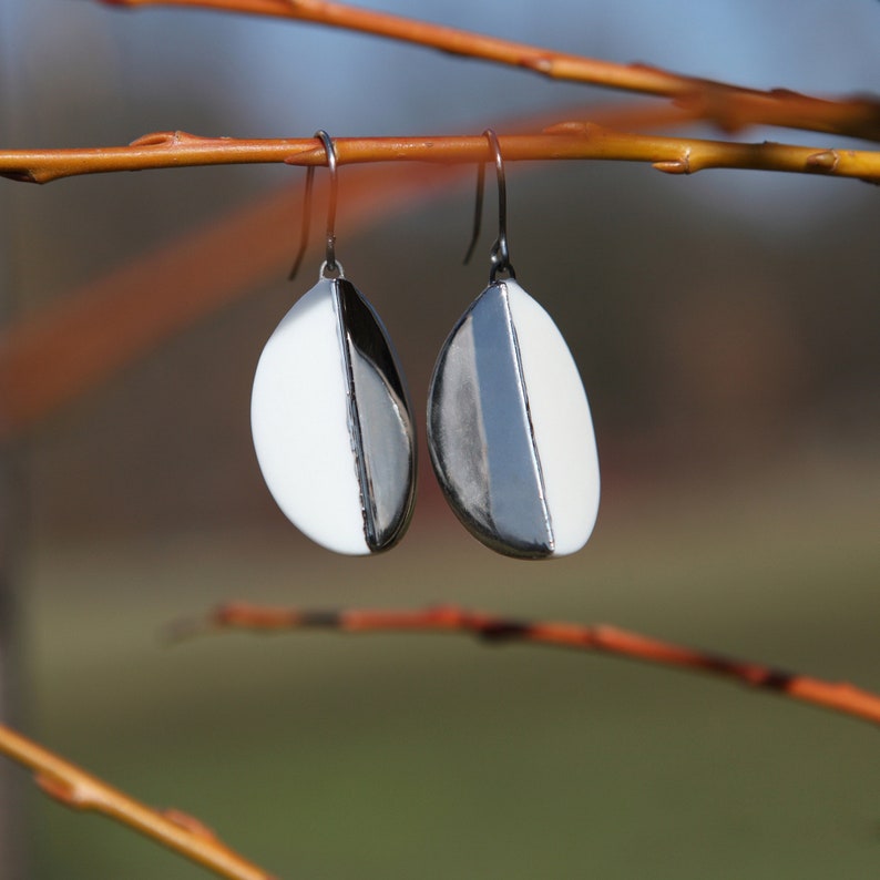 Pendientes cuelgan mínimos Pendientes cuelgan hojas Pendientes de porcelana minimalistas, pendientes de hoja, pendientes artesanales, Pendientes geométricos modernos imagen 1