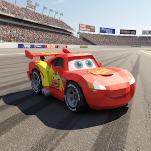 Puede incluir: Un coche de carreras rojo Lightning McQueen con el número 95 en el lateral, diseño de rayo amarillo y ojos azules grandes. El coche está en un circuito con una multitud en el fondo.