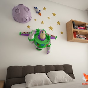 Può includere: Un modello di carta di Buzz Lightyear della serie di film Toy Story, in verde e viola, con una luna viola e stelle dorate sullo sfondo. Il modello è montato su una parete bianca.