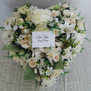 Dessus de cercueil en forme de cœur blanc en fleurs artificielle 65 cm / 70 cm