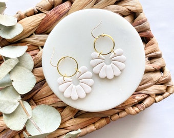 Off white scalloped clay earrings | Hypoallergenic