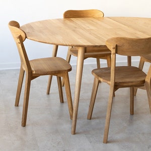 Set von 2 oder 4 Esszimmerstühlen aus massiver Eiche, Lot de 2-4 chaises de salle à manger en chêne massif, 2-4 Esszimmerstühlen aus massiver Eiche Bild 1