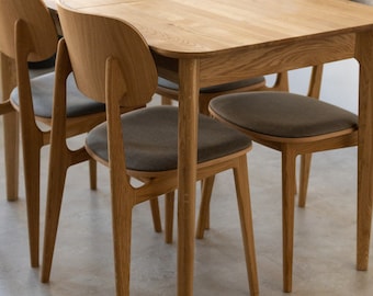 Set of 2 or 4 Solid oak dining chairs, Lot de 2-4 chaises de salle à manger en chêne massif,  Set 2-4 Esszimmerstühlen aus massiver Eiche