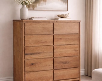 Puede incluir: Una cómoda alta de madera con diez cajones dispuestos en dos columnas verticales de cinco. El mueble está fabricado en madera de color marrón claro con un patrón de veta natural visible. Cada cajón es rectangular y al ras.