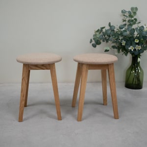 Set of 2-4 Solid Oak Taburets with Upholstered Seat, Tabourets en chêne massif, Taburetten aus massiver Eiche, Sgabelli in rovere massiccio