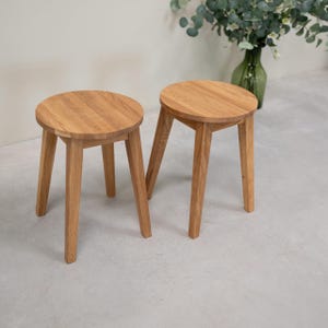 Set of 2-4 Solid Wood Oak Taburets, Tabourets en Chêne Massif, Taburetten aus Massiver Eiche, Taburetes de comedor, Sgabelli da pranzo
