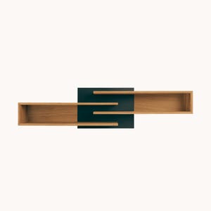 Peut inclure: Une étagère murale avec un panneau arrière bleu foncé et trois étagères en bois. Les étagères sont disposées en quinconce, créant un design unique et moderne.