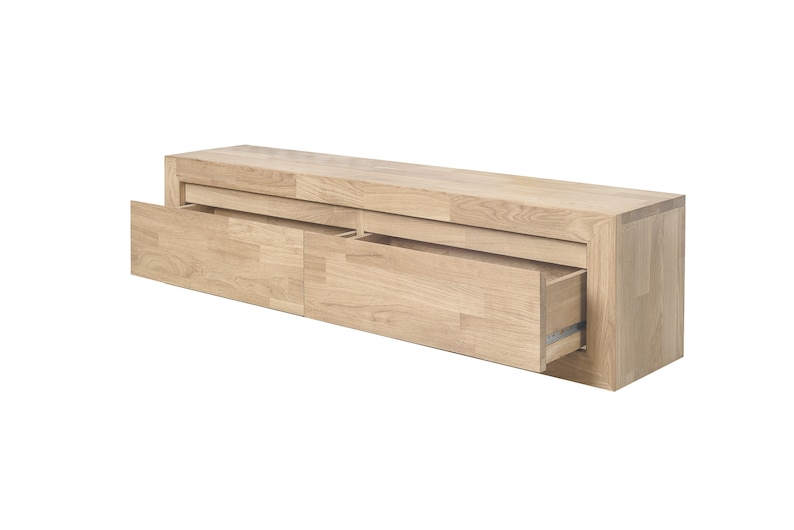 K&ouml;nnte beinhalten: Ein heller Holz-TV-Schrank mit zwei Schubladen, von denen eine ge&ouml;ffnet ist. Der Schrank hat ein schlichtes, modernes Design.