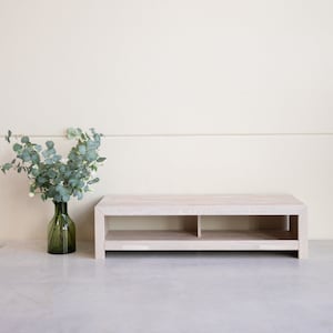 Meuble TV design escandinavo em chêne massif, TV-Schrank aus Eichenholz im skandinavischen Design, niedriger TV-Schrank ohne Schubladen