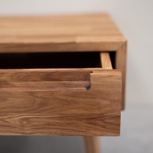 Table basse en chêne massif avec tiroir, Couchtisch aus massiver Eiche mit Schublade, mesa de café diseno escandinavo mid centery