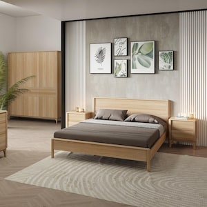 Könnte beinhalten: Ein Schlafzimmer-Set aus hellem Holz mit einem Bett, zwei Nachttischen und einem Kleiderschrank. Das Bett hat ein braunes Kopfteil und eine braune Bettdecke. Die Nachttische haben Schubladen und sind mit Lampen ausgestattet. Der Kleiderschrank hat zwei Türen und ist aus hellem Holz.
