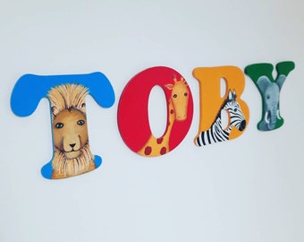 Lettres de porte pour enfants en bois peintes à la main sur mesure, les thèmes uniques incluent les animaux, le safari, l'espace, le tournesol. Plaques de porte enfant déco chambre