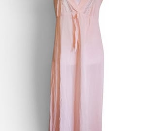 Camisón largo vintage de los años 70, rosa pastel, sin mangas, con escote en V y detalles de encaje.
