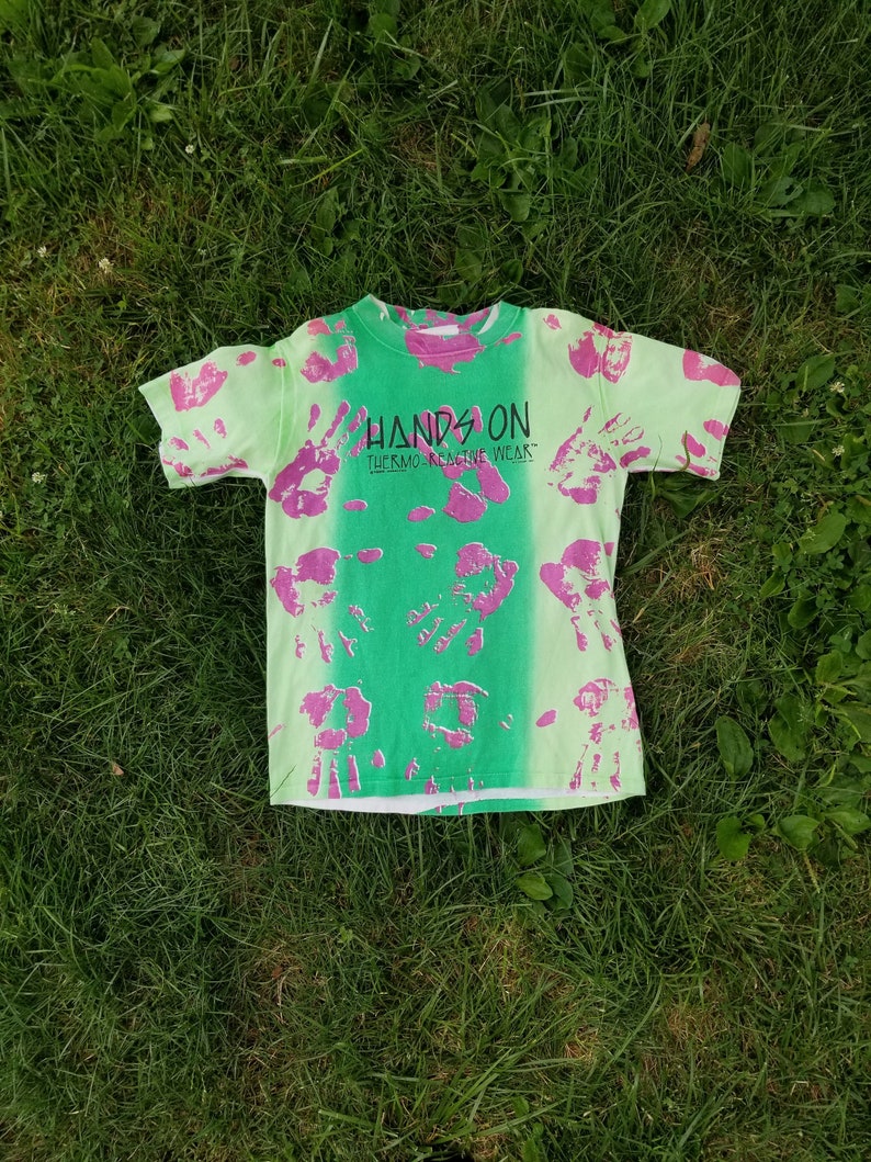 VIntage 1990s 80's 90's Single Stitch AOP All Over Print Hypercolor Color Changing Tee shops T Shirt Green and Purple Pink Novelty RARE