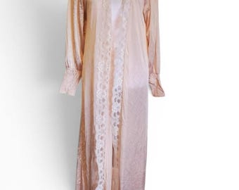 Bata vintage de los años 70 y 80, rosa pastel con ribete de encaje, frente abierto, coqueta y caprichosa.