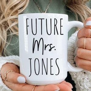 パーソナライズされた婚約コーヒーマグ、未来の奥さんへのギフト、花嫁になる人へのマグ、結婚祝いのアイデア、ブライダルシャワーのプレゼント、9 色 (11 オンス、15 オンス、20 オンス)