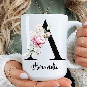 Caneca personalizada com inicial e nome do alfabeto floral, xícara de chá com monograma, caneca personalizada com letras de flores, xícara botânica, 9 cores (11oz, 15oz, 20oz)