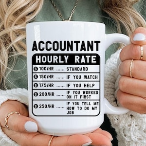 Puede incluir: Taza de cerámica blanca con el texto "ACCOUNTANT HOURLY RATE" en negro. La taza enumera las tarifas por hora para diferentes niveles de participación, como "IF YOU WATCH" e "IF YOU HELP".