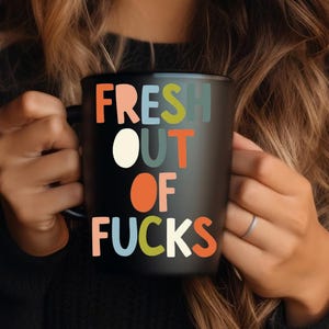 Taza de café divertida "Fresh Out of Fucks", regalo sarcástico para amigos, compañeros de trabajo, cumpleaños de amigos, Navidad, con detalles en negro (325 ml, 433 ml)