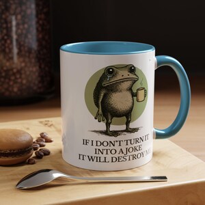 Taza divertida de rana: "Si no lo convierto en broma, me destruirá". Taza de café sarcástica con humor sobre salud mental, 325 ml, 480 ml y 590 ml. imagen 12