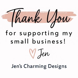 Puede incluir: Un fondo blanco con las palabras "Thank You" en escritura negra sobre una pincelada rosa claro. Debajo, el texto dice "for supporting my small business!" con un coraz&oacute;n y el nombre "Jen". El nombre de la empresa "Jen's Charming Designs" est&aacute; en la parte inferior.