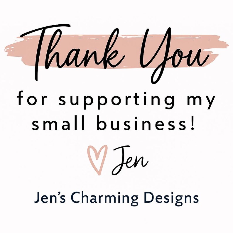 Puede incluir: Un fondo blanco con las palabras "Thank You" en escritura negra sobre una pincelada rosa claro. Debajo, el texto dice "for supporting my small business!" con un coraz&oacute;n y el nombre "Jen". El nombre de la empresa "Jen's Charming Designs" est&aacute; en la parte inferior.